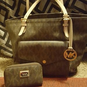 Michael michal kors sholder bag and wallet set!